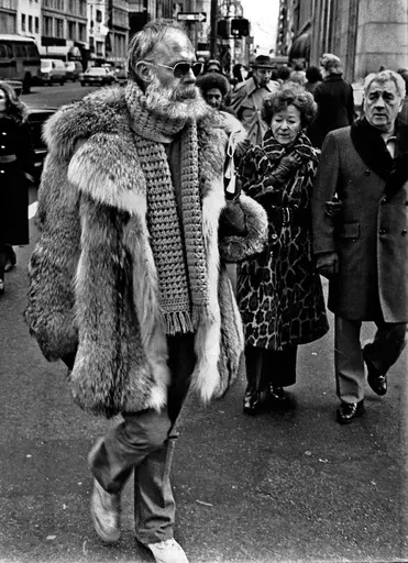 Foto: Edward Gorey en un abrigo de piel de mapache. 1970, New York Times