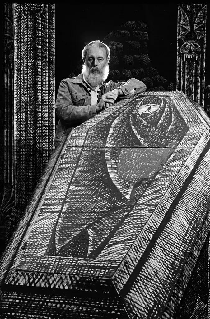 Foto: Edward Gorey junto al ataud de la obra "Drácula" de 1977